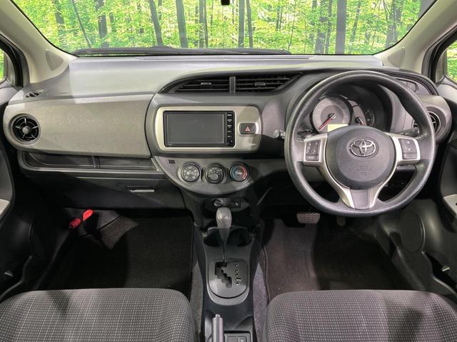 ヴィッツ F 4WD SDナビ バックカメラ プリクラッシュセーフティ ETC HIDヘッド オートマチックハイビーム 先行車発進オシラセ機能 オートライト Bluetooth接続 14インチアルミ(2枚目)