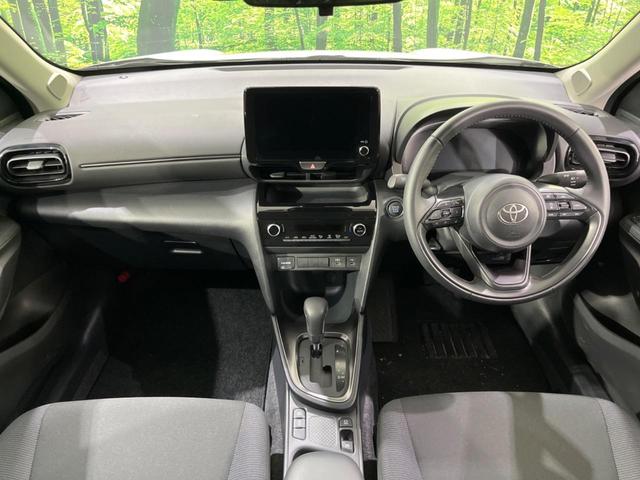 ヤリスクロス Ｇ　禁煙車　純正８型ディスプレイオーディオ　バックカメラ　Ｂｌｕｅｔｏｏｔｈ接続　衝突軽減装置　レーダークルコン　オートハイビーム　革巻きステアリング　ドライブモードセレクト　オートエアコン　スマートキー（2枚目）