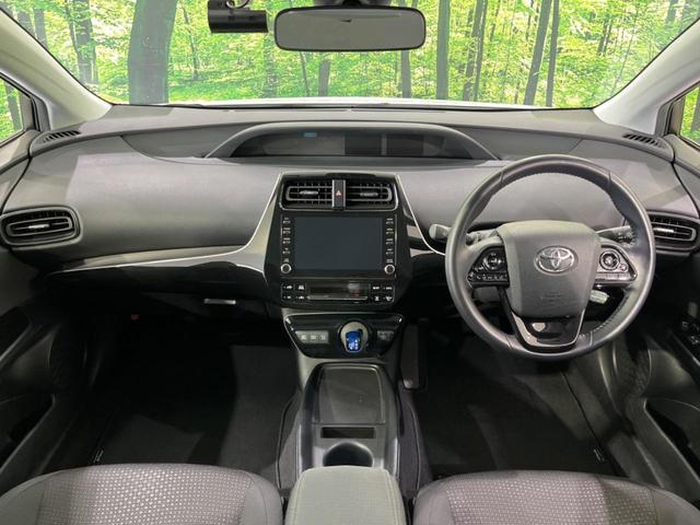 プリウス S 禁煙車 後期型 純正8型ディスプレイオーディオ バックカメラ Bluetooth接続 衝突軽減装置 レーダークルコン LEDヘッドライト オートハイビーム オートエアコン 革巻きステアリング ETC(2枚目)