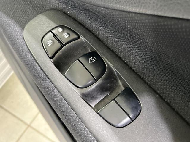 セレナ 20X Vセレクション+セーフティ S-ハイブリッド 禁煙車 純正ナビ バックカメラ CD/DVD/地デジTV Bluetooth接続 衝突軽減装置 クルーズコントロール レーンアシスト 両側電動スライドドア リアオートエアコン 後席ロールサンシェード(33枚目)