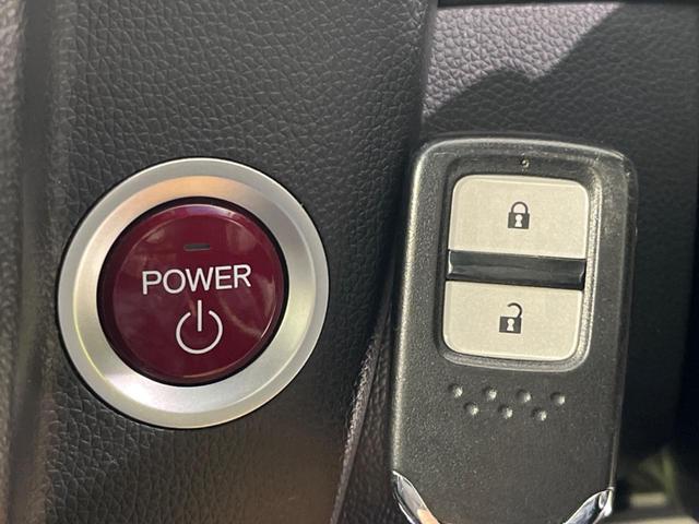 【Ｈｏｎｄａスマートキー】カバンやポケットに入れたままでもドアの施錠・解錠が可能なスマートキーを装備。エンジンのオン・オフ時もカギを取り出す必要が無いからとっても便利です♪