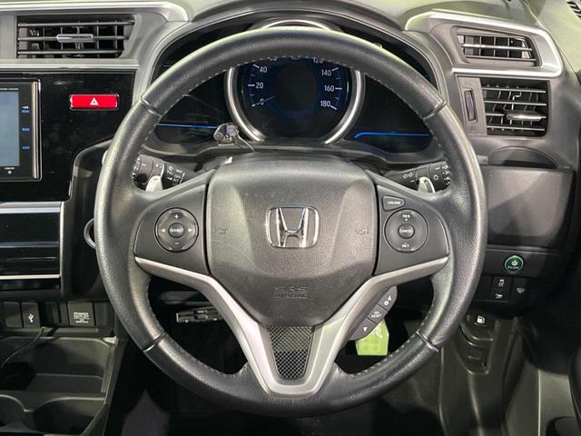 【パドルシフト】ハンドルから手を離さずに素早くシフトアップ＆ダウンができるので、エンジンブレーキを使う下り坂や高速道路の合流で加速したい場面で役立ちます。