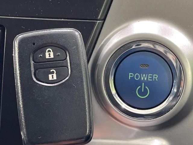 【スマートキー】カバンやポケットに入れたままでもドアの施錠・解錠が可能なスマートキーを装備。エンジンのオン・オフ時もカギを取り出す必要が無いからとっても便利です♪