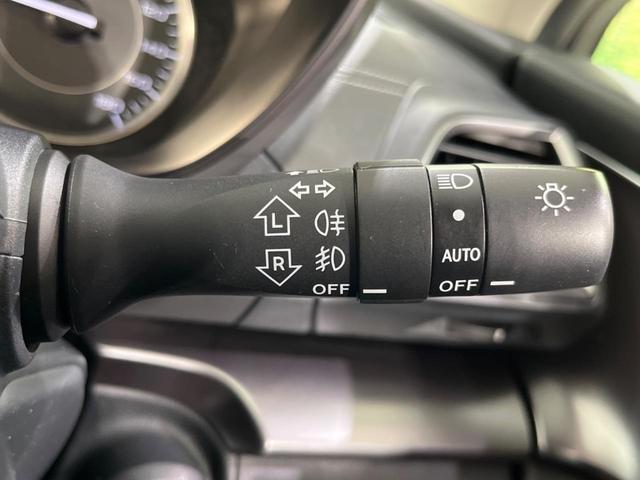 【オートライト】周りの明るさに応じて自動でヘッドライトの点灯・消灯ができる機能です！ライトの付け忘れ・消し忘れなどが無くなり、雨の日や夕方の走行も安心！トンネル通過時も便利ですね♪