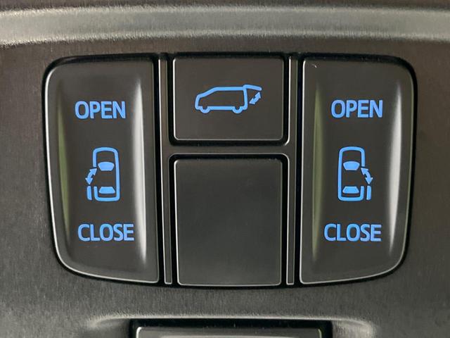 【両側スライドドア】駐車場で隣の車との間隔が狭く乗りにくい時、スライドドアなら安心！ドアオープン時も幅を取らず、開口部が広いので乗り降りがとっても簡単です。大きな荷物の出し入れも後席から可能♪