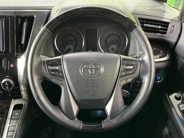 【ウッドコンビステアリング】高級感ある木目調パーツを採用した手に良く馴染むコンビハンドル。運転席廻りの雰囲気も一気に豪華になります！