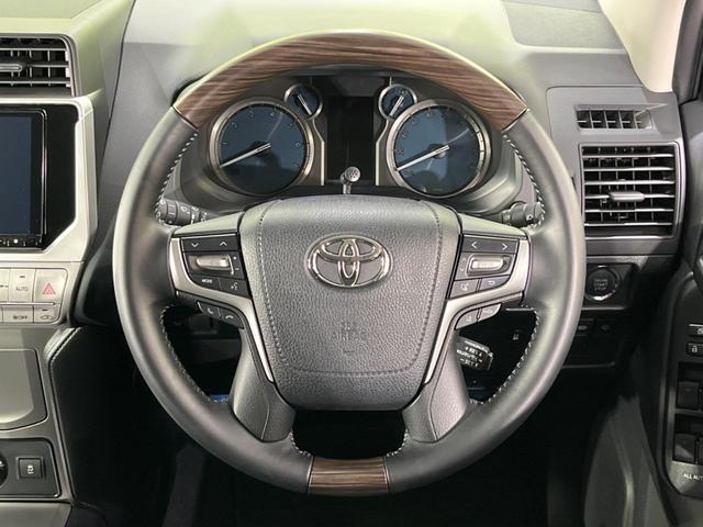 【ウッドコンビステアリング】高級感ある木目調パーツを採用した手に良く馴染むコンビハンドル。運転席廻りの雰囲気も一気に豪華になります！