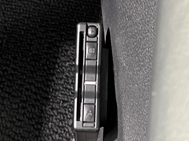 ノート Ｘ　ＦＯＵＲ　純正９型ナビ　バックカメラ　衝突軽減　禁煙車　ドラレコ　コーナーセンサー　スマートキー　オートハイビーム　車線逸脱警報　オートライト　オートエアコン　Ｂｌｕｅｔｏｏｔｈ（7枚目）