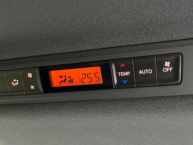 エスクァイア ハイブリッドＧｉ　両側電動　純正９型ナビ　バックカメラ　衝突軽減装置　禁煙車　リアオートエアコン　前席シートヒーター　ＥＴＣ　フルセグ　Ｂｌｕｅｔｏｏｔｈ　スマートキー　黒合皮シート　ＬＥＤヘッド　クルコン（6枚目）