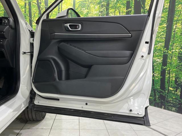 ヴェゼル ｅ：ＨＥＶ　Ｚ　４ＷＤ　ＳＤナビ　バックカメラ　衝突被害軽減装置　ＥＴＣ　Ｂｌｕｅｔｏｏｔｈ　レーダークルーズ　禁煙車　電動リアゲート　ハーフレザーシート　コーナーセンサー　スマートキー　ＬＥＤヘッド（50枚目）
