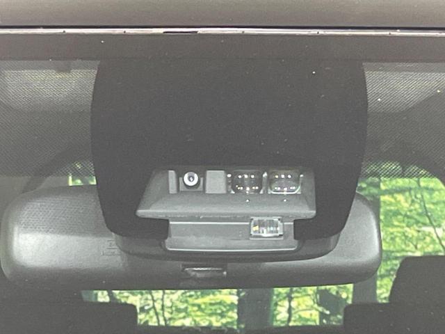 ヴォクシー Ｖ　４ＷＤ　寒冷地仕様　純正９型ナビ　バックカメラ　衝突被害軽減　禁煙車　スマートキー　ＬＥＤヘッド　電動スライドドア　ＥＴＣ　クルコン　オートマチックハイビーム　デュアルエアコン　リアエアコン（3枚目）