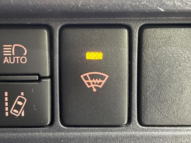 ヴォクシー Ｖ　４ＷＤ　寒冷地仕様　純正９型ナビ　バックカメラ　衝突被害軽減　禁煙車　スマートキー　ＬＥＤヘッド　電動スライドドア　ＥＴＣ　クルコン　オートマチックハイビーム　デュアルエアコン　リアエアコン（6枚目）