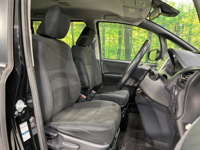 ヴォクシー Ｖ　４ＷＤ　寒冷地仕様　純正９型ナビ　バックカメラ　衝突被害軽減　禁煙車　スマートキー　ＬＥＤヘッド　電動スライドドア　ＥＴＣ　クルコン　オートマチックハイビーム　デュアルエアコン　リアエアコン（7枚目）