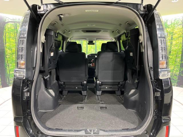 ヴォクシー Ｖ　４ＷＤ　寒冷地仕様　純正９型ナビ　バックカメラ　衝突被害軽減　禁煙車　スマートキー　ＬＥＤヘッド　電動スライドドア　ＥＴＣ　クルコン　オートマチックハイビーム　デュアルエアコン　リアエアコン（10枚目）