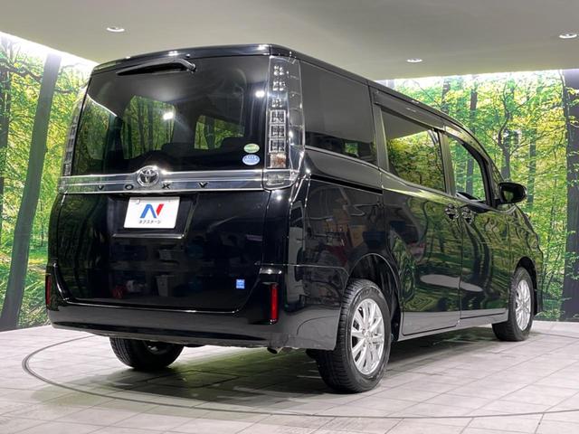 ヴォクシー Ｖ　４ＷＤ　寒冷地仕様　純正９型ナビ　バックカメラ　衝突被害軽減　禁煙車　スマートキー　ＬＥＤヘッド　電動スライドドア　ＥＴＣ　クルコン　オートマチックハイビーム　デュアルエアコン　リアエアコン（17枚目）