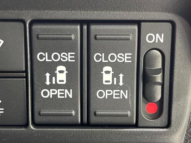 フリード エアー　４ＷＤ　両側電動スライド　衝突軽減装置　禁煙車　純正８型ナビ　レーダークルーズ　デアイサー　バックカメラ　Ｂｌｕｅｔｏｏｔｈ　前席シートヒーター　ＬＥＤヘッド　コーナーセンサー　車線逸脱警報（3枚目）