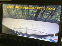 【バックカメラ】駐車時に後方がリアルタイム映像で確認できます。大型商業施設や立体駐車場での駐車時や、夜間のバック時に大活躍！運転スキルに関わらず、今や必須となった装備のひとつです！ 5