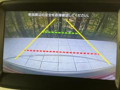 【バックカメラ】駐車時に後方がリアルタイム映像で確認できます。大型商業施設や立体駐車場での駐車時や、夜間のバック時に大活躍！運転スキルに関わらず、今や必須となった装備のひとつです！ 5