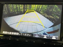 【バックカメラ】駐車時に後方がリアルタイム映像で確認できます。大型商業施設や立体駐車場での駐車時や、夜間のバック時に大活躍！運転スキルに関わらず、今や必須となった装備のひとつです！ 5