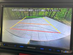 【バックカメラ】駐車時に後方がリアルタイム映像で確認できます。大型商業施設や立体駐車場での駐車時や、夜間のバック時に大活躍！運転スキルに関わらず、今や必須となった装備のひとつです！ 4