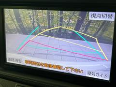 【バックカメラ】駐車時に後方がリアルタイム映像で確認できます。大型商業施設や立体駐車場での駐車時や、夜間のバック時に大活躍！運転スキルに関わらず、今や必須となった装備のひとつです！ 4