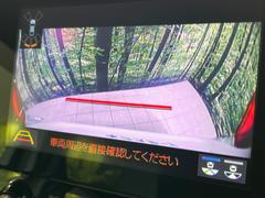 【バックカメラ】駐車時に後方がリアルタイム映像で確認できます。大型商業施設や立体駐車場での駐車時や、夜間のバック時に大活躍！運転スキルに関わらず、今や必須となった装備のひとつです！ 6