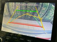 【バックカメラ】駐車時に後方がリアルタイム映像で確認できます。大型商業施設や立体駐車場での駐車時や、夜間のバック時に大活躍！運転スキルに関わらず、今や必須となった装備のひとつです！ 5