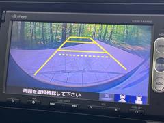 【バックカメラ】駐車時に後方がリアルタイム映像で確認できます。大型商業施設や立体駐車場での駐車時や、夜間のバック時に大活躍！運転スキルに関わらず、今や必須となった装備のひとつです！ 4