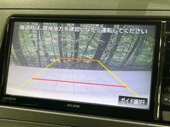 【バックカメラ】駐車時に後方がリアルタイム映像で確認できます。大型商業施設や立体駐車場での駐車時や、夜間のバック時に大活躍！運転スキルに関わらず、今や必須となった装備のひとつです！ 4