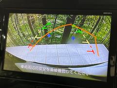 【バックカメラ】駐車時に後方がリアルタイム映像で確認できます。大型商業施設や立体駐車場での駐車時や、夜間のバック時に大活躍！運転スキルに関わらず、今や必須となった装備のひとつです！ 5