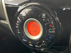 【オートエアコン】一度お好みの温度に設定すれば、車内の温度を検知し風量や温度を自動で調整。暑い…寒い…と何度もスイッチ操作をする必要はありません。快適な車内空間には必須の機能ですね♪ 6