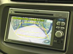 【バックカメラ】駐車時に後方がリアルタイム映像で確認できます。大型商業施設や立体駐車場での駐車時や、夜間のバック時に大活躍！運転スキルに関わらず、今や必須となった装備のひとつです！ 4