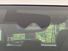 【エマージェンシーブレーキ】走行中に前方の車両等を認識し、衝突しそうな時は警報とブレーキで衝突回避と被害軽減をアシスト。より安全にドライブをお楽しみいただけます。 3