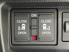 【両側パワースライドドア】スマートキーや運転席のスイッチで後席両側スライドドアの開閉が可能♪電動だから力を入れてドアを開ける必要が無く、小さなお子様でも簡単に開け閉めでき快適です♪ 3