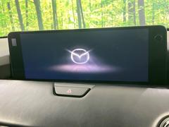 【１２．３インチマツダコネクト】車内の雰囲気にマッチした大型ディスプレイ。スマホ接続でのナビ使用やＢｌｕｅｔｏｏｔｈ再生等、様々な機能が楽しめます。直感的なダイヤル操作が可能で、使い勝手も良好です。 5