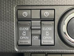 【両側パワースライドドア】スマートキーや運転席のスイッチで後席両側スライドドアの開閉が可能♪電動だから力を入れてドアを開ける必要が無く、小さなお子様でも簡単に開け閉めでき快適です♪ 3