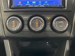 【オートエアコン】一度お好みの温度に設定すれば、車内の温度を検知し風量や温度を自動で調整。暑い…寒い…と何度もスイッチ操作をする必要はありません。快適な車内空間には必須の機能ですね♪ 7