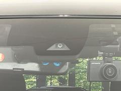 【インテリジェントエマージェンシーブレーキ】フロントカメラで前方の車両や歩行者を検知。衝突しそうな時は衝突被害軽減ブレーキが作動、衝突回避をサポート。より安全にドライブをお楽しみいただけます。 3