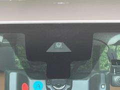 【インテリジェントエマージェンシーブレーキ】フロントカメラで前方の車両や歩行者を検知。衝突しそうな時は衝突被害軽減ブレーキが作動、衝突回避をサポート。より安全にドライブをお楽しみいただけます。 5