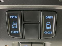 【両側パワースライドドア】スマートキーや運転席のスイッチで後席両側スライドドアの開閉が可能♪電動だから力を入れてドアを開ける必要が無く、小さなお子様でも簡単に開け閉めでき快適です♪ 4