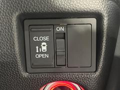 【パワースライドドア】スマートキーや運転席のスイッチでスライドドアの開閉が可能♪電動だから力を入れてドアを開ける必要が無く、小さいお子様でも、重い荷物を持っている時もラクに開け閉めできます♪ 3