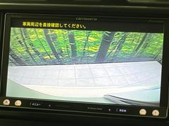 【バックカメラ】駐車時に後方がリアルタイム映像で確認できます。大型商業施設や立体駐車場での駐車時や、夜間のバック時に大活躍！運転スキルに関わらず、今や必須となった装備のひとつです！ 4