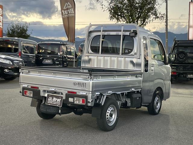 ハイゼットトラック 4WDオートマ ワンオーナー 純正ゴムフロアマット 荷台あおりプロテクター 荷台ゴムマット 荷台作業灯 クリアランスソナー リアデフロック アイドリングストップ オートマチックハイビーム スマートキー(4枚目)