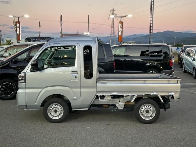 ハイゼットトラック 4WDオートマ ワンオーナー 純正ゴムフロアマット 荷台あおりプロテクター 荷台ゴムマット 荷台作業灯 クリアランスソナー リアデフロック アイドリングストップ オートマチックハイビーム スマートキー(8枚目)