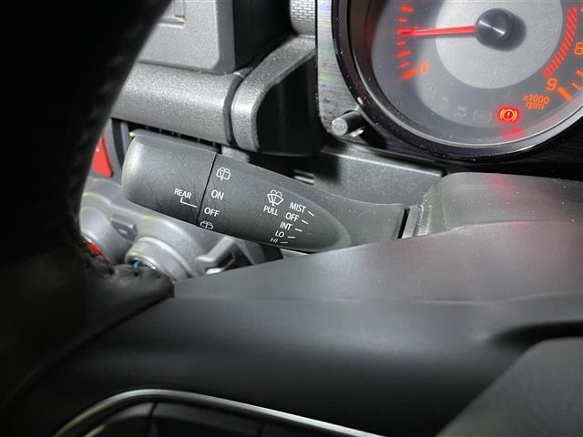 ジムニー XC 切替4WDオートマ ターボ 純正オプションサイドデカール 純正オプションスペアタイヤハーフカバーデカール 純正オプションマッドフラップ クラリオンオーディオ(CD/FM/USB) 純正アルミ クルコン(33枚目)