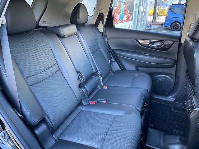 エクストレイル ２０Ｘｉ　切替４ＷＤ　カプロンシート　ＴＯＹＯタイヤ　ナイトロパワーアルミ　純正ナビ　Ｂｌｕｅｔｏｏｔｈ　フルセグＴＶ　全方位カメラ　ＥＴＣ　ドラレコ　コーナーセンサー　クルコン　ブラインドスポットモニター（19枚目）