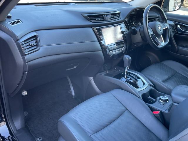 エクストレイル ２０Ｘｉ　切替４ＷＤ　カプロンシート　ＴＯＹＯタイヤ　ナイトロパワーアルミ　純正ナビ　Ｂｌｕｅｔｏｏｔｈ　フルセグＴＶ　全方位カメラ　ＥＴＣ　ドラレコ　コーナーセンサー　クルコン　ブラインドスポットモニター（30枚目）