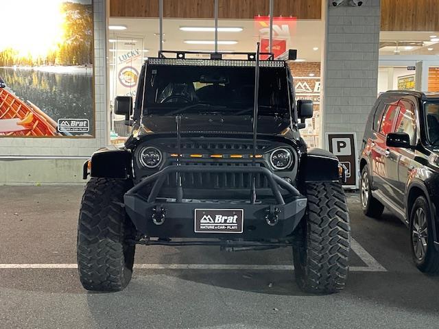 ジープ・ラングラーアンリミテッド サハラ　リフトアップ　Ｓｍｉｔｔｙｂｉｌｔ　ＸＲＣフロントバンパー・リアバンパー・ルーフラック　ＮＩＴＴＯタイヤ　ＦＵＥＬ２０インチアルミ　サイドオーニング　ナビ　ＥＴＣ　デジタルインナーミラー型ドラレコ（2枚目）