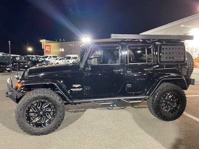 ジープ・ラングラーアンリミテッド サハラ　リフトアップ　Ｓｍｉｔｔｙｂｉｌｔ　ＸＲＣフロントバンパー・リアバンパー・ルーフラック　ＮＩＴＴＯタイヤ　ＦＵＥＬ２０インチアルミ　サイドオーニング　ナビ　ＥＴＣ　デジタルインナーミラー型ドラレコ（4枚目）