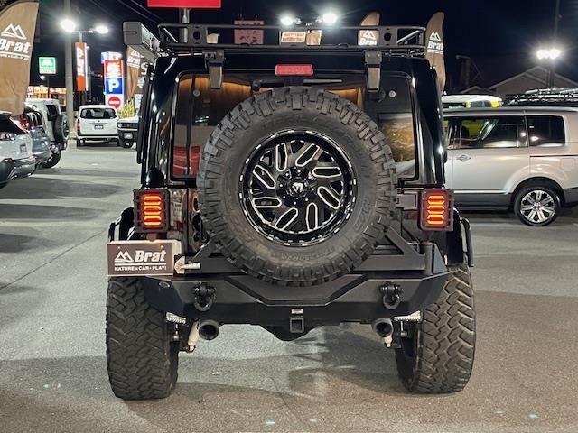 ジープ・ラングラーアンリミテッド サハラ　リフトアップ　Ｓｍｉｔｔｙｂｉｌｔ　ＸＲＣフロントバンパー・リアバンパー・ルーフラック　ＮＩＴＴＯタイヤ　ＦＵＥＬ２０インチアルミ　サイドオーニング　ナビ　ＥＴＣ　デジタルインナーミラー型ドラレコ（5枚目）